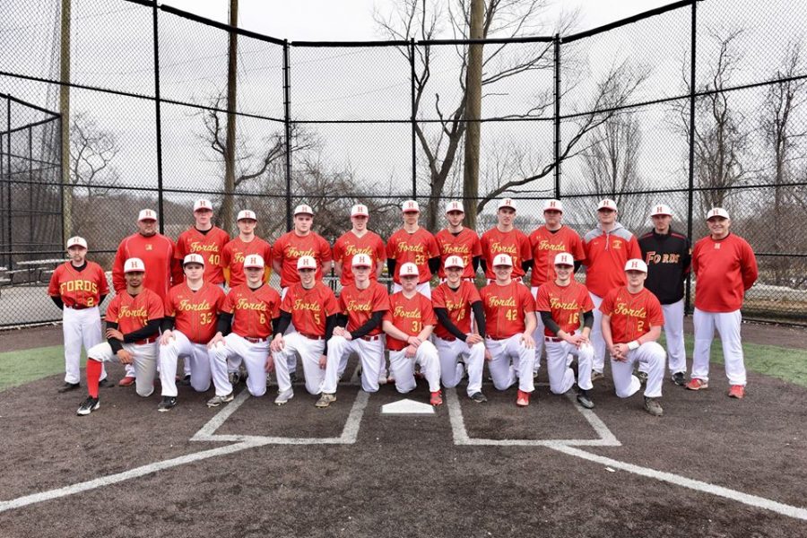 The 2018 baseball team poses for their team picture. 