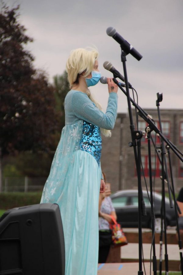 Sophomore Kateri Simmons sings the iconic Let It Go from Disney hit, Frozen. 