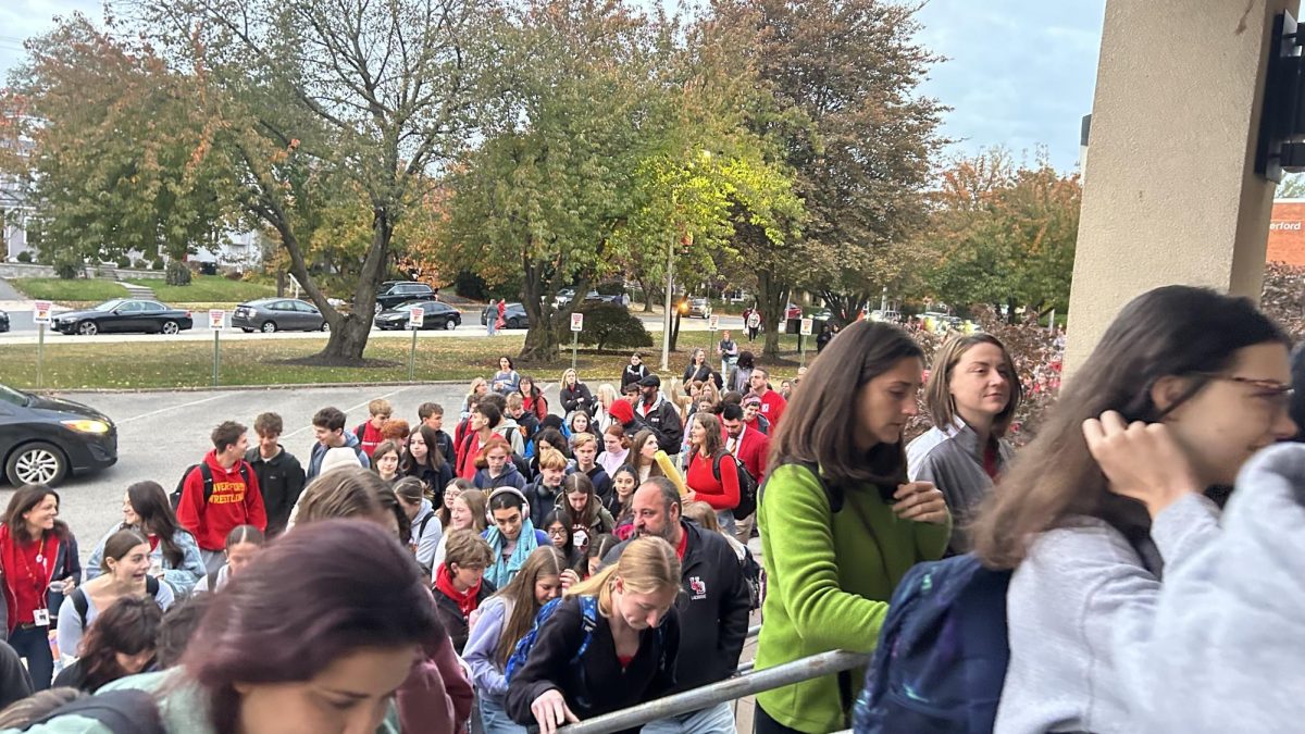 Students rally in support of the HTEA and enter the school alongside teachers at 7:20. Photo courtesy of Catie Kinkopf. 